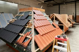 Notre centre de formation dispose d'une grande zone pratique pour la formation sur les toitures en pente et les toits plats. 