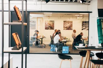 La BMI Academy se compose d'une salle de cours théorique et d'une grande salle pratique.